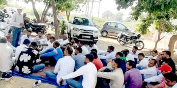 राजनैतिक दबाव में लाइनमैन के गलत निलंबन का बिजली कर्मचारियों ने किया विरोध