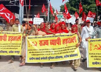 फतेहाबाद में सडक़ों पर उतरे हड़ताली ग्रामीण सफाई कर्मचारी, विधायक को सौंपा मांग पत्र