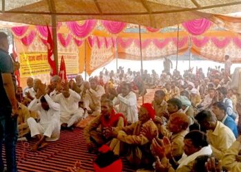 ग्रामीण सफाई कर्मचारियों ने पंचायत मंत्री के विधान सभा कार्यालय पर शुरू किया 24 घण्टे का पड़ाव, जमकर नारेबाजी की