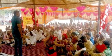 ग्रामीण सफाई कर्मचारियों ने पंचायत मंत्री के विधान सभा कार्यालय पर शुरू किया 24 घण्टे का पड़ाव, जमकर नारेबाजी की