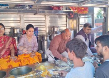 छठ पूजा की बेला पर फाउंडेशन ने आयोजित किया भंडारा