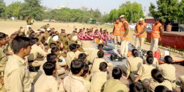 एसडीआरएफ की टीम ने पुलिस कर्मचारियों, एनसीसी, स्कूल के बच्चों को आपदा प्रंबधन की दी ट्रेनिंग