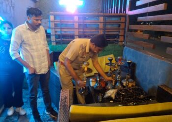 अवैध हुक्का चलाने पर मामला दर्ज, 4 सहायक सचालक गिरफ्तार, 3 हुक्के बरामद