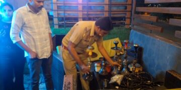 अवैध हुक्का चलाने पर मामला दर्ज, 4 सहायक सचालक गिरफ्तार, 3 हुक्के बरामद