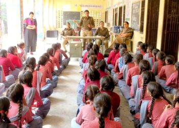 समाज में छात्राओं, महिलाओं को कहीं भी डरने या हिचकिचाने की जरूरत नहीं है निसकोंच तुरन्त पुलिस को डायल 112 या 1091 पर सूचित करें