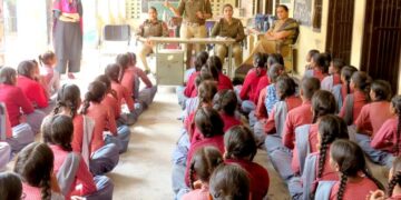 समाज में छात्राओं, महिलाओं को कहीं भी डरने या हिचकिचाने की जरूरत नहीं है निसकोंच तुरन्त पुलिस को डायल 112 या 1091 पर सूचित करें