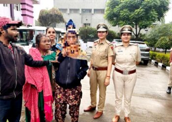 महिला पुलिस नें मानसिक तौर पर परेशान महिला, जो अपनें परिवार से पिछड गई थी उसके परिवार से मिलवाया
