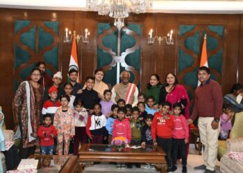 राज्यपाल बंडारू दत्तात्रेय ने शिशु गृह के बच्चों के साथ मनाया बाल दिवस