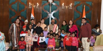 राज्यपाल बंडारू दत्तात्रेय ने शिशु गृह के बच्चों के साथ मनाया बाल दिवस