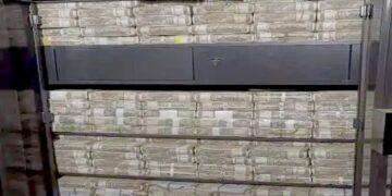 कांग्रेस सांसद के ठिकानों से 300 करोड़ मिले