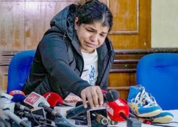 ओलिंपिक मेडलिस्ट साक्षी मलिक ने कुश्ती छोड़ी:जूते निकालकर टेबल पर रखे