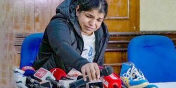 ओलिंपिक मेडलिस्ट साक्षी मलिक ने कुश्ती छोड़ी:जूते निकालकर टेबल पर रखे