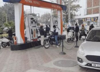 ट्रक ड्राइवरों की हड़ताल से पेट्रोल-डीजल की किल्लत, फल-सब्जी महंगे