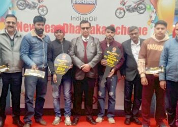 पेट्रोल पंप सिटी सर्विस सेंटर ने निकाला लक्की ड्रॉ, लोगों ने जीती मोटरसाइकिल