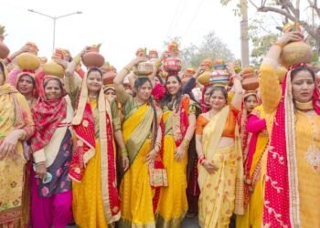 1008 महिलाओं द्वारा एक साथ सिर पर कलश उठा कर यात्रा में शामिल होने से भव्य दृश्य का प्रभाव उत्पन्न हुआ