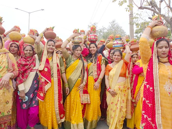 1008 महिलाओं द्वारा एक साथ सिर पर कलश उठा कर यात्रा में शामिल होने से भव्य दृश्य का प्रभाव उत्पन्न हुआ
