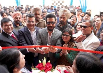 अभिनेता बिन्नू ढिल्लों ने तविस्वा ज्वेल्स के आउटलेट का किया शुभारंभ