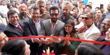 अभिनेता बिन्नू ढिल्लों ने तविस्वा ज्वेल्स के आउटलेट का किया शुभारंभ