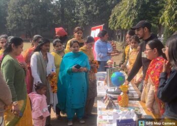 खालसा कॉलेज के विद्यार्थियों ने बंसत पंचमी के साथ मनाया मातृ-पिता संतान पूजन दिवस