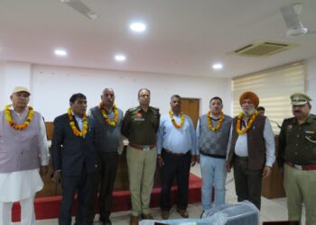 सेवानिवृत हुए पुलिस कर्मचारियो को डीसीपी नें दी बधाई