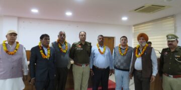 सेवानिवृत हुए पुलिस कर्मचारियो को डीसीपी नें दी बधाई