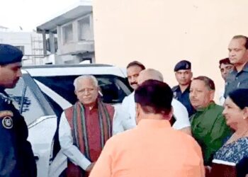 पूर्व CM का केजरीवाल पर तंज:मनोहर बोले- जैसे कर्म किए, वैसे ही फल भुगतेंगे; उनकी बातों पर फूल चढ़ा रही एजेंसियां