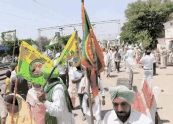 शंभू बॉर्डर पर किसानों ने रेलवे ट्रैक जाम किया