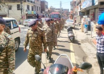 लोकसभा चुनाव 2024 में शांति बनाए रखने के लिए पुलिस व सीआरपीएफ टीमों नें निकाला फ्लैग मार्च