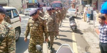 लोकसभा चुनाव 2024 में शांति बनाए रखने के लिए पुलिस व सीआरपीएफ टीमों नें निकाला फ्लैग मार्च