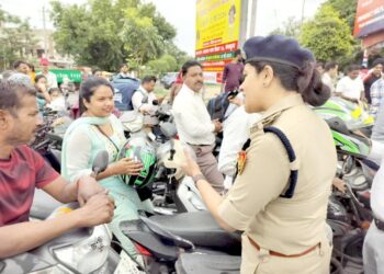 अपनी जान बचानें के लिए पहनें हेलमेट, हर महिला पुरुष को हेलमेट पहनना अनिवार्य है: डीसीपी पंचकूला