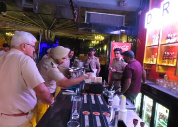 हुक्का बार पर पुलिस की रेड, 2 गिरफ्तार, 7 हुक्के बरामद