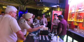 हुक्का बार पर पुलिस की रेड, 2 गिरफ्तार, 7 हुक्के बरामद