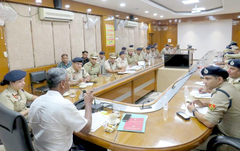 डीसीपी एंव पुलिस पुलिस ऑब्जर्वर नें लोकसभा चुनाव को लेकर पुलिस अधिकारियों व कर्मचारियो की ली मीटिंग