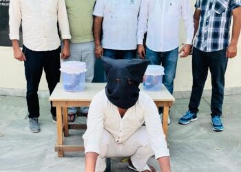 डिटेक्टिव स्टाफ नें अवैध हथियार के साथ एक को किया काबू, 2 देसी पिस्टल, 4 रौंद बरामद