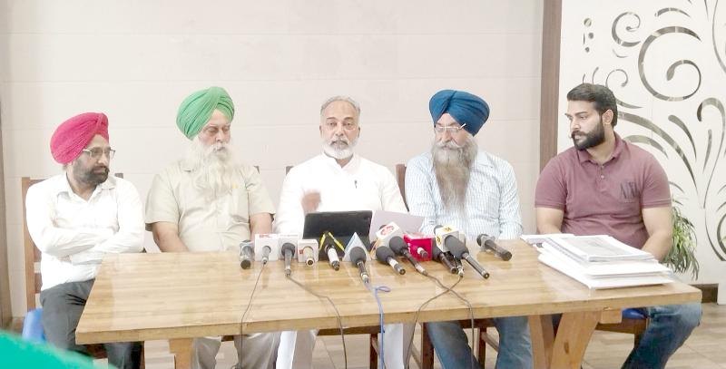 एनके शर्मा ने एक बड़े पुलिस अधिकारी के साथ मिलीभगत करके करोड़ों की जमीन हड़पी