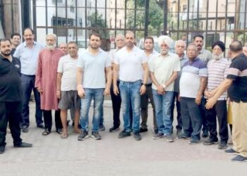 सोसायटी के गेट से गुजरने को लेकर सुरक्षा गार्डों और सोसायटी निवासियों ने कारोबारी भाइयों से की मारपीट