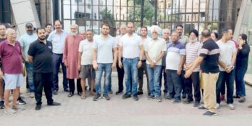 सोसायटी के गेट से गुजरने को लेकर सुरक्षा गार्डों और सोसायटी निवासियों ने कारोबारी भाइयों से की मारपीट