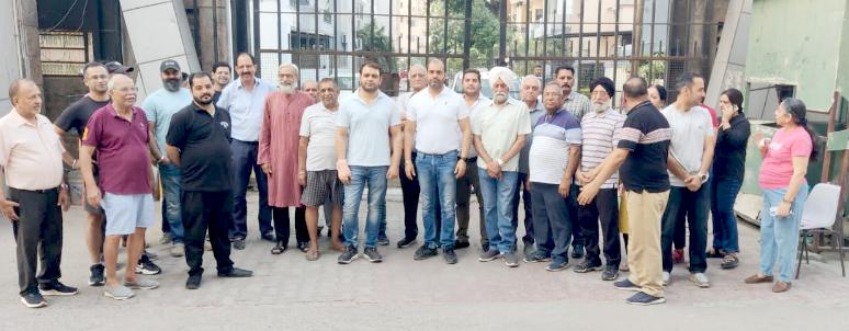 सोसायटी के गेट से गुजरने को लेकर सुरक्षा गार्डों और सोसायटी निवासियों ने कारोबारी भाइयों से की मारपीट