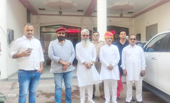 राष्ट्रीय राजपूताना पार्टी के बाद अब श्री राष्ट्रीय करणी सेना के राष्ट्रीय अध्यक्ष महिपाल सिंह मकराना एवं ट्राई सिटी टैक्सी यूनियन के अध्यक्ष अमनदीप सिंह ने दिया निर्दलीय उम्मीदवार प्रताप सिंह राणा को समर्थन