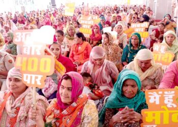 हिसार रैली में अमित शाह भाजपा समर्थन के लिए उठवाए जनता से हाथ