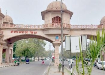 मंदिर के गेट पर चल रहे जिस्मफरोशी के धंधे पर प्रशासन कब करेगा कार्रवाई?