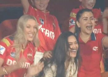 मोहाली में प्रीति जिंटा ने चहल को गले लगाया