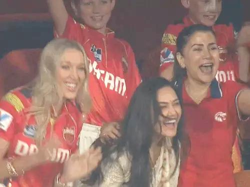 मोहाली में प्रीति जिंटा ने चहल को गले लगाया