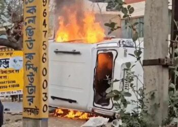 वक्फ कानून आज से लागू:पश्चिम बंगाल में हिंसा, प्रदर्शनकारियों ने पथराव किया, गाड़ियां जलाईं