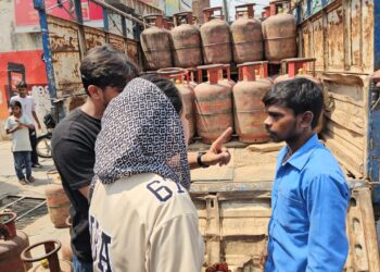 भारत गैस एजेंसी द्वारा आपूर्ति किए गए रसोई गैस सिलेंडर में गैस कम होने के कारण लोगों ने हंगामा खड़ा कर दिया