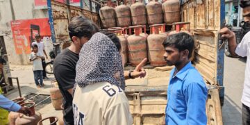 भारत गैस एजेंसी द्वारा आपूर्ति किए गए रसोई गैस सिलेंडर में गैस कम होने के कारण लोगों ने हंगामा खड़ा कर दिया