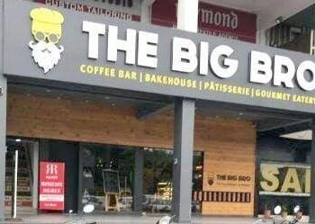 स्वास्थ्य के साथ खिलवाड़: The Big Bro ब्रांड के केक में मिला मरा हुआ कॉकरोच, बच्चों की बिगड़ी तबीयत