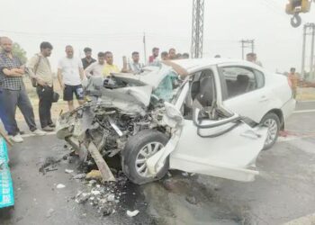हिसार में ट्रक से टकराई कार, 4 की मौत:टायर फटने से बेकाबू हुई