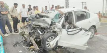 हिसार में ट्रक से टकराई कार, 4 की मौत:टायर फटने से बेकाबू हुई