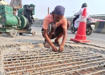 डेराबस्सी में घग्गर नदी पर बना पुराना पुल फिर क्षतिग्रस्त